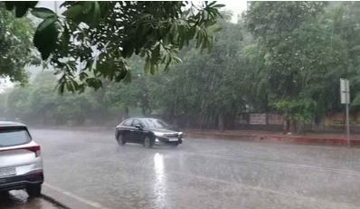 दिल्ली-एनसीआर में अचानक बदला मौसम, तेज आंधी के साथ बरसे बादल, दिन में छाया अंधेरा
